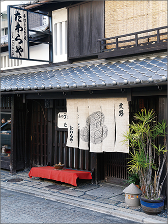 本店は、大正の末頃の町家。今では珍しい、商品をお見せする「見せの間」のある「お店」です。